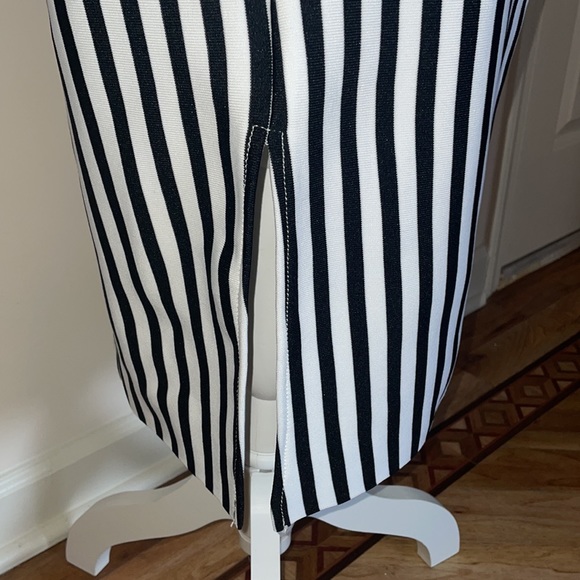 Black and white spandex dress. Shows curves - Picture 4 of 5